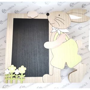 Decorazione in legno con coniglietto e effetto lavagna