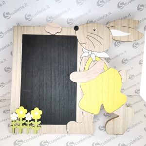 Decorazione in legno con coniglietto e effetto lavagna