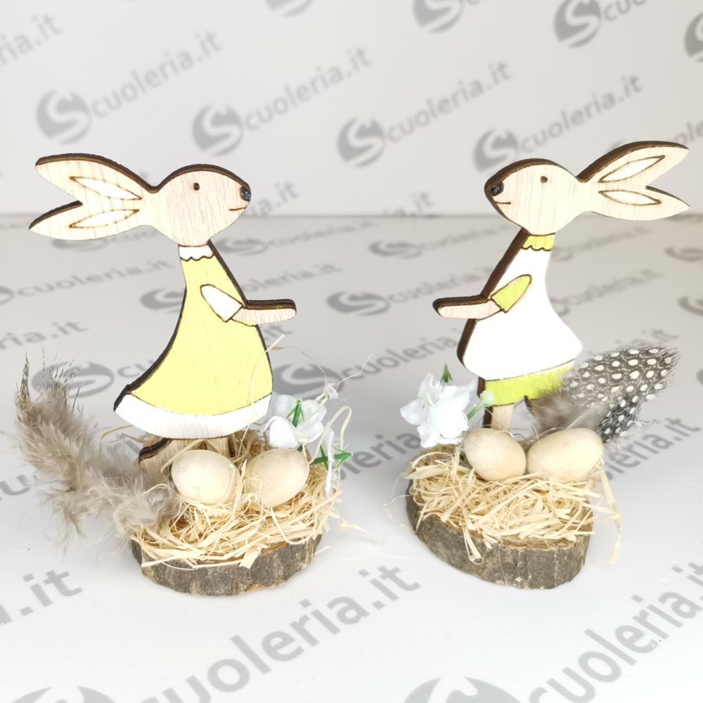 Decorazione pasquale in legno con rafia e piume vere