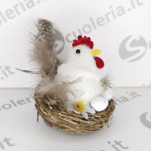 Gallina nel nido con uova