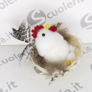 Gallina nel nido con uova