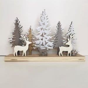 Paesaggio invernale in legno con cervi
